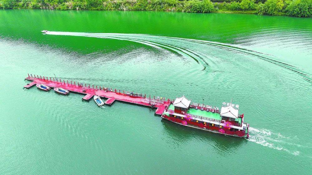 四川阆中：低空水上飞机领航“水陆空”模式解锁古城新体验