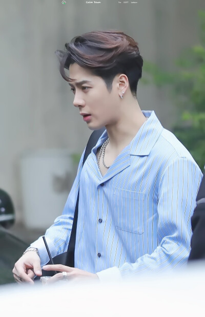 韩束签王嘉尔撑场面，国货品牌陷 “全球代言人” 幻觉