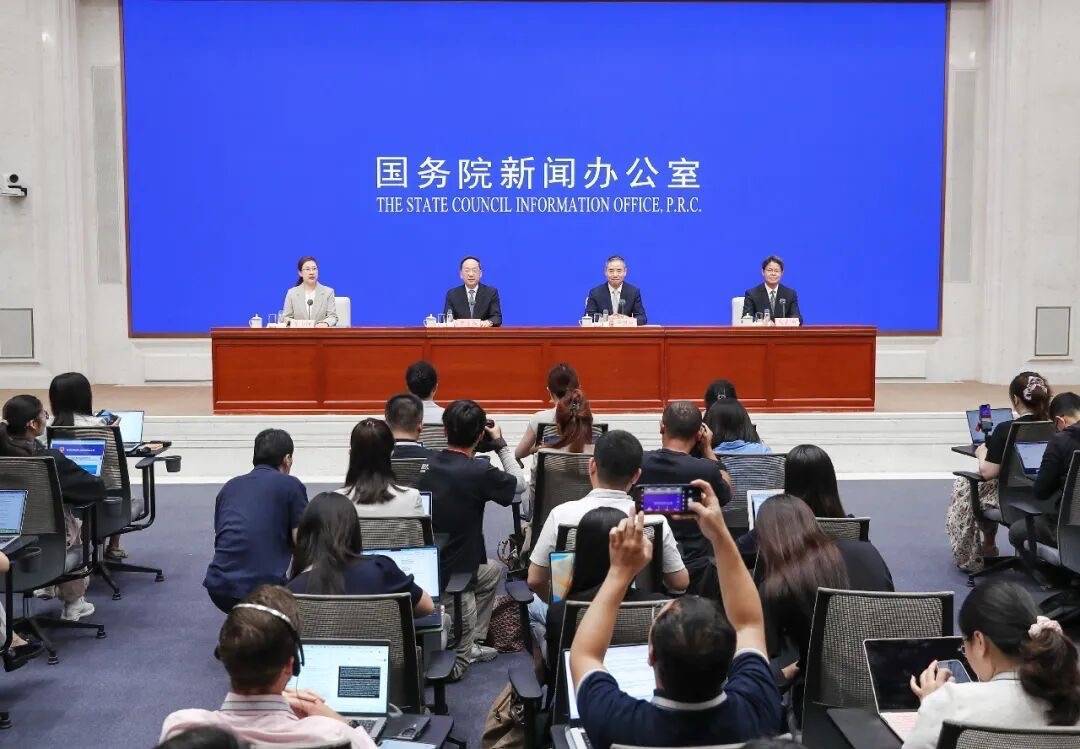 工信部部长李乐成会见美国苹果公司首席执行官蒂姆·库克