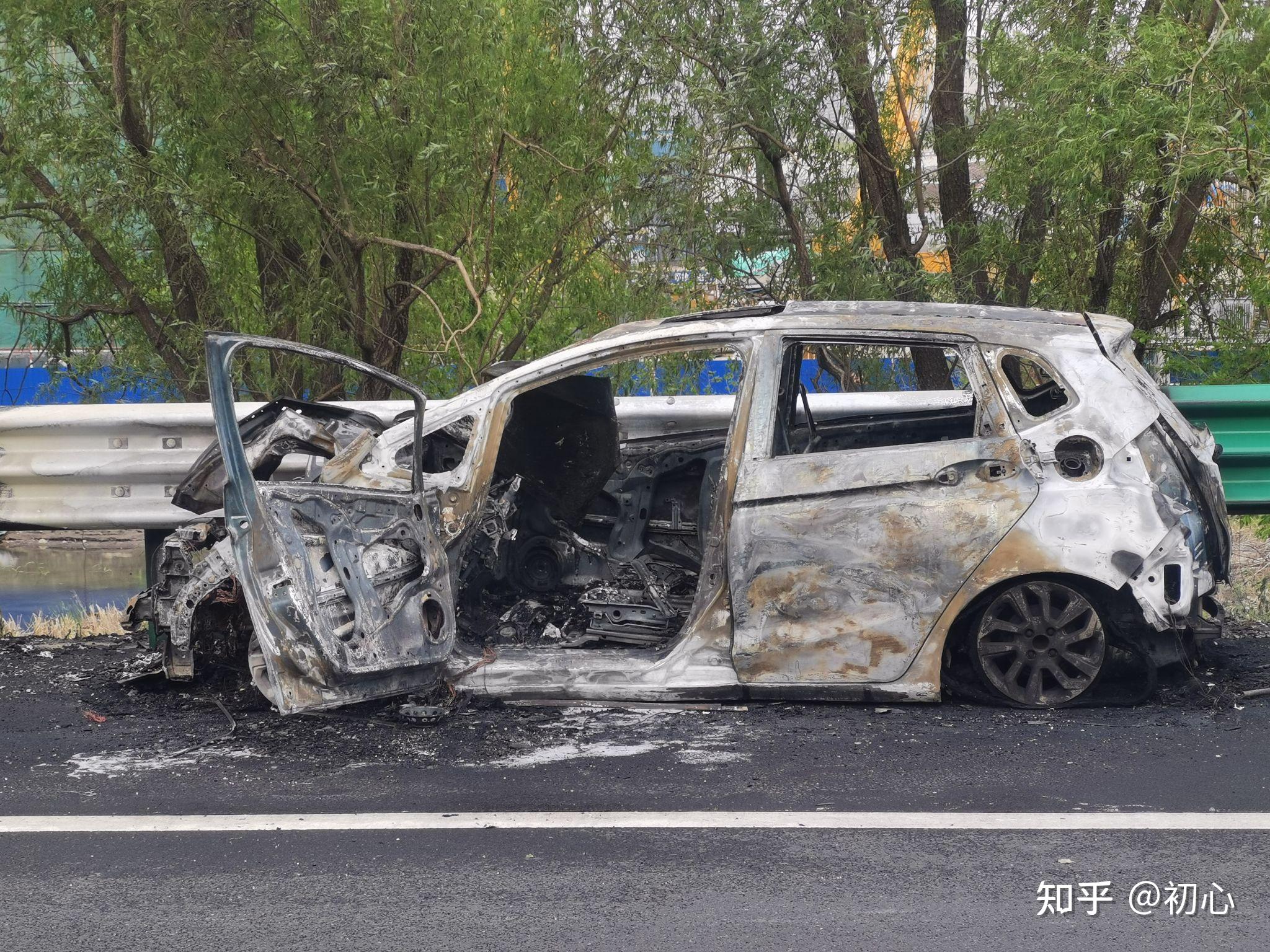 突发!行李架起火,紧急备降上海!官方通报:锂电池自燃!