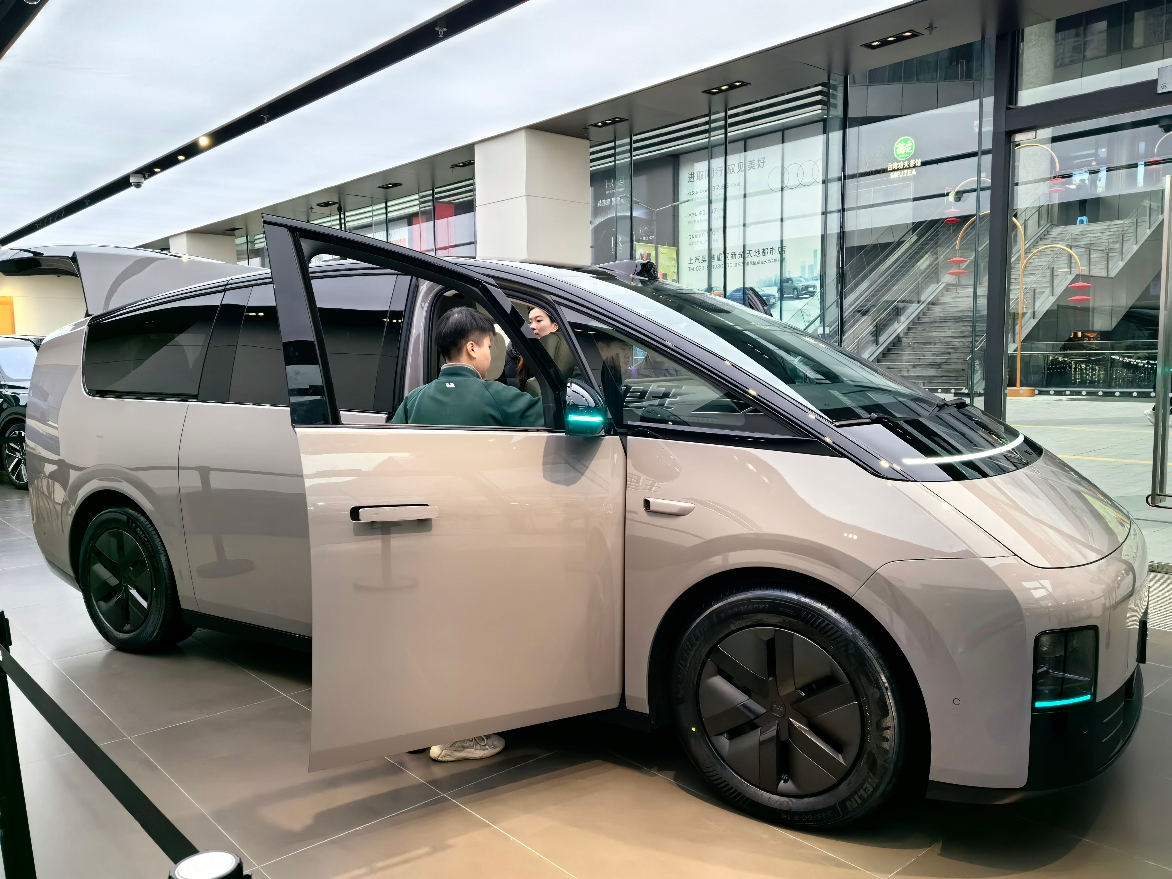 上海一辆Mega爆燃，理想紧急回应：车门顺利打开