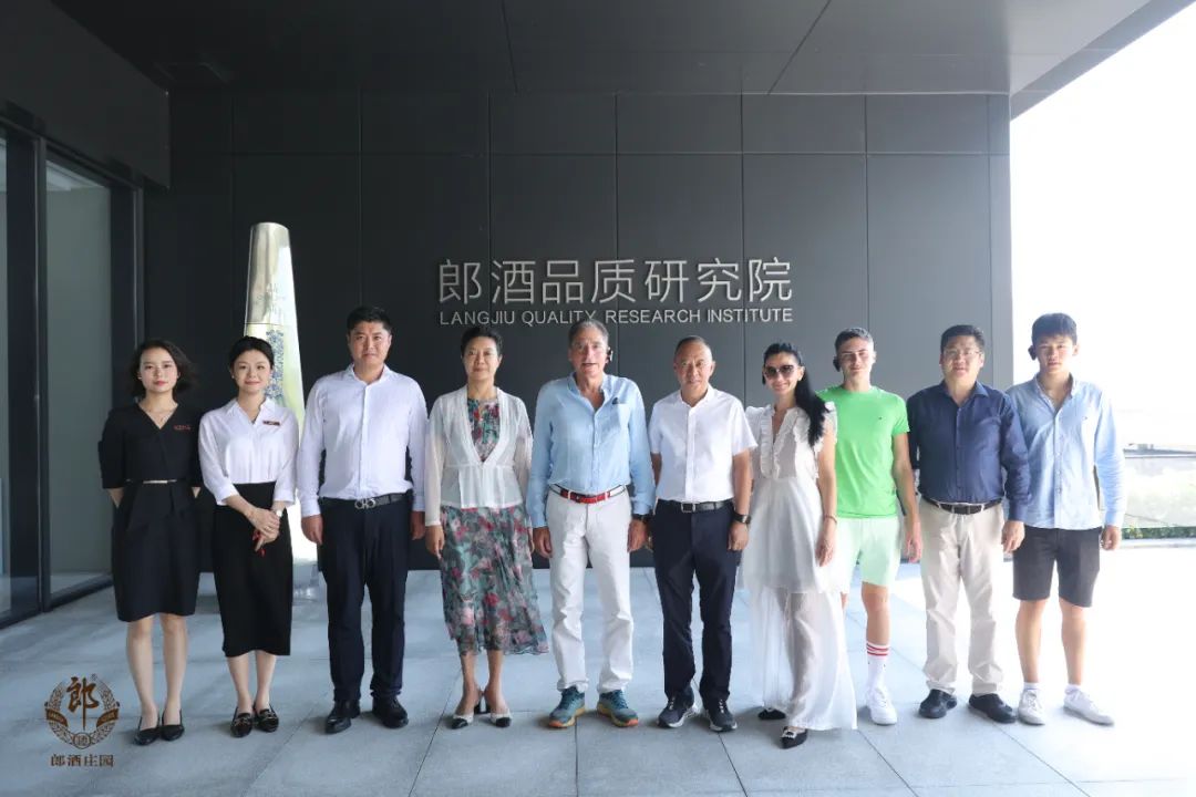 罗马尼亚总理出席奔驰新能源汽车部件生产线启动仪式