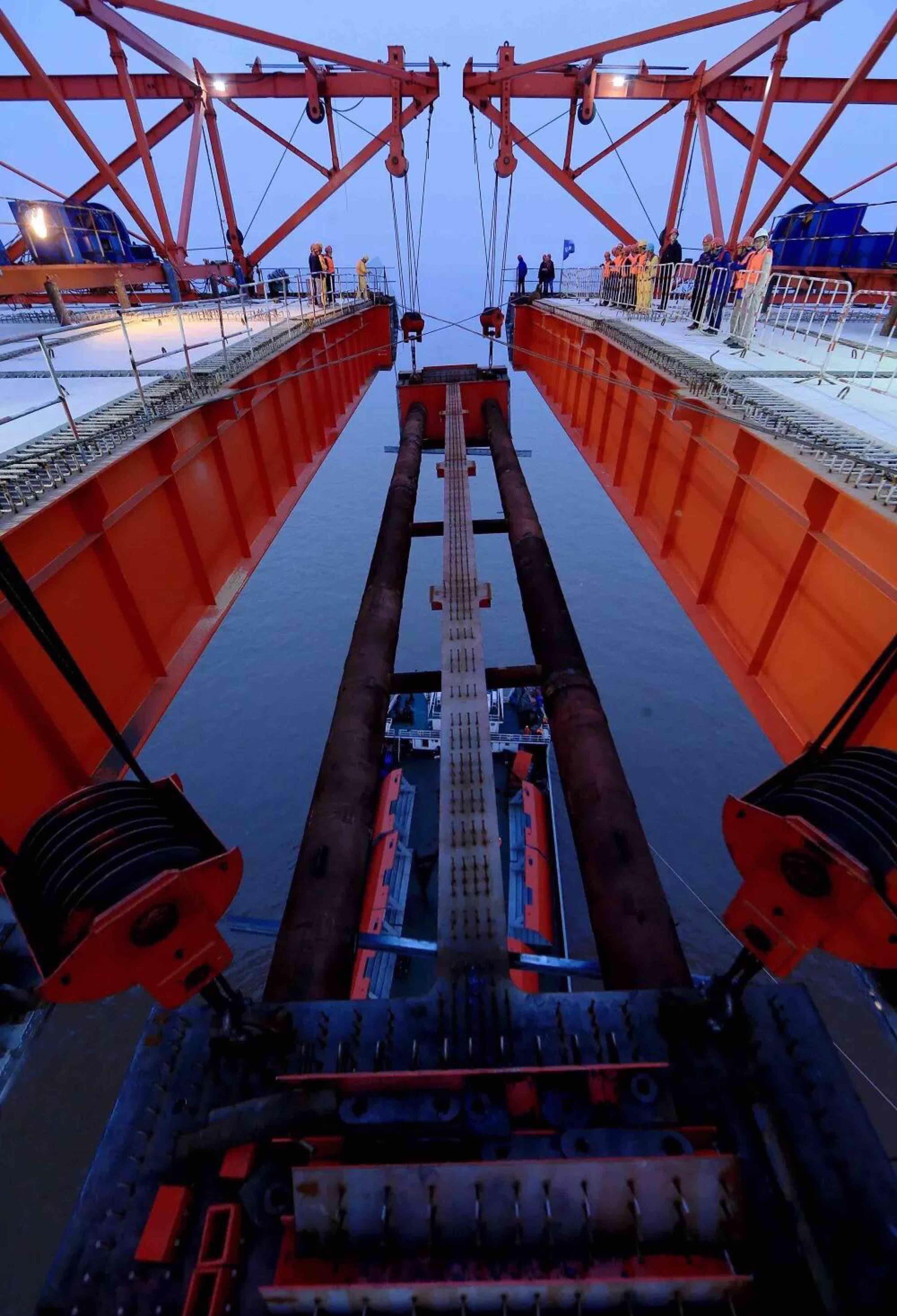 上海振华重工集团进博会上与12家海外供应商签订28亿元采购合同