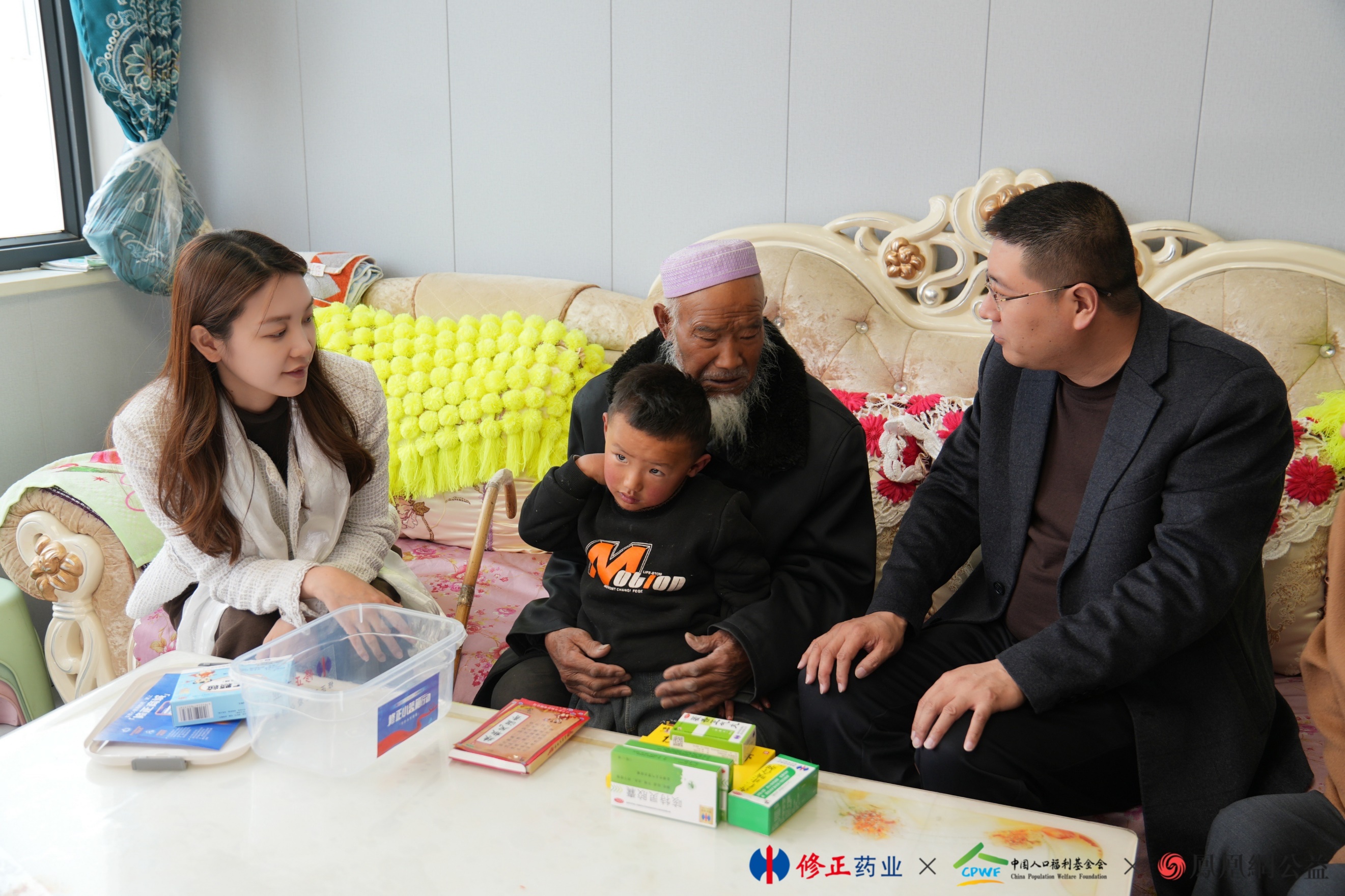 刘为民大使走访汤加农户察看使馆捐赠的家用沼气设备使用情况