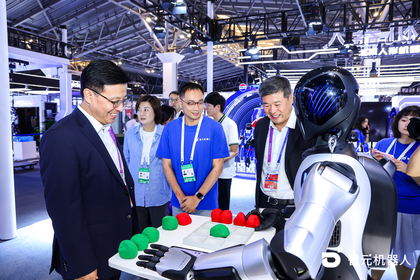 2025 XIN峰会开幕 展示人工智能硬件生态及前沿科技