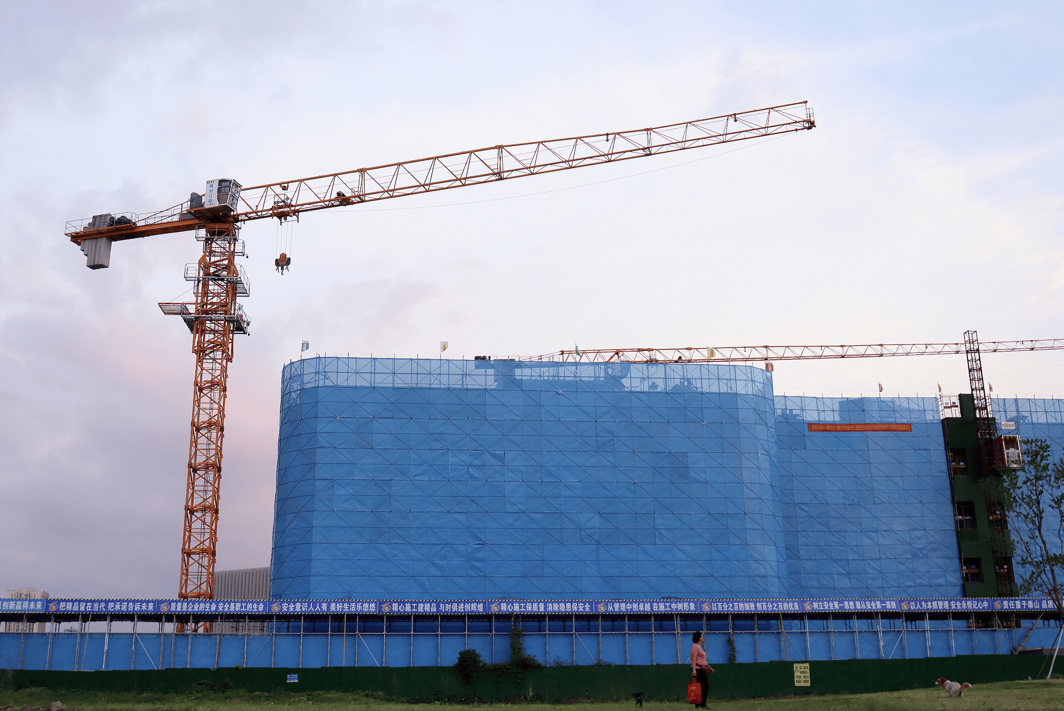 财政部发行40亿欧元主权债券 吸引超千家机构参与、认购总额超千亿欧元