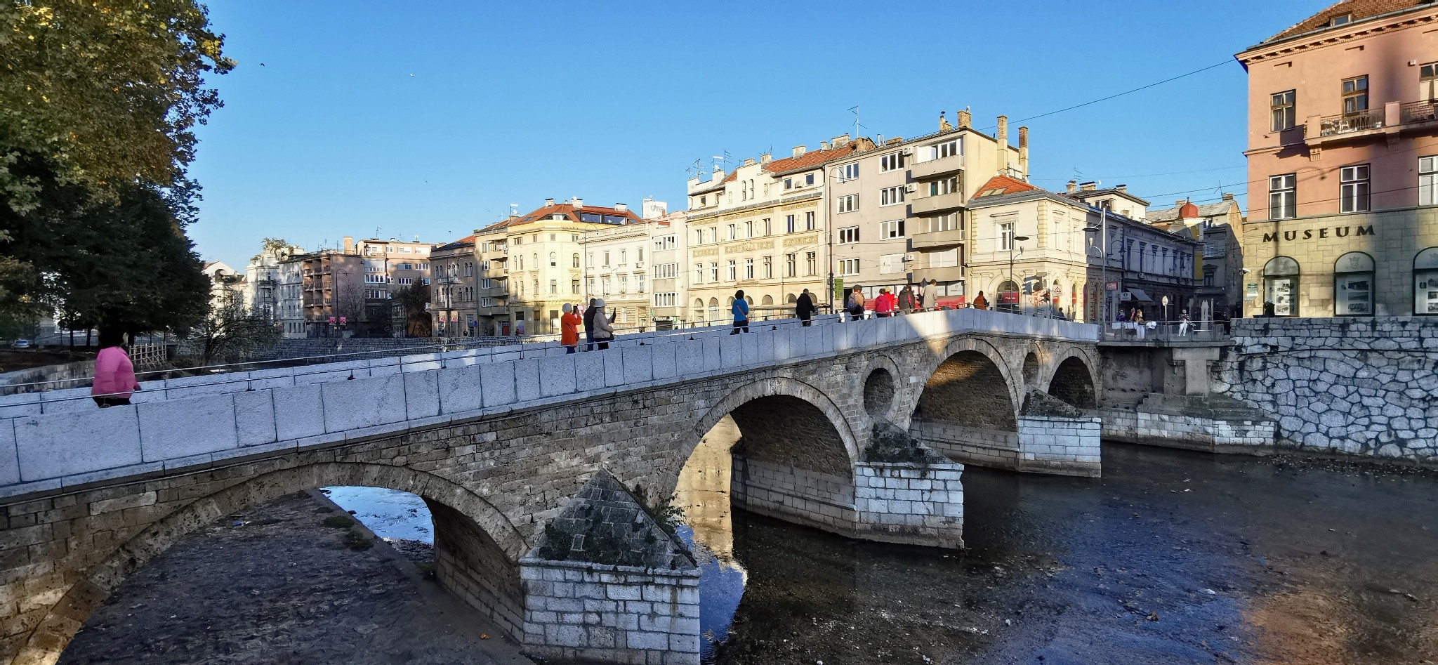 波黑联邦农民警告将封锁边境抗议牛奶进口
