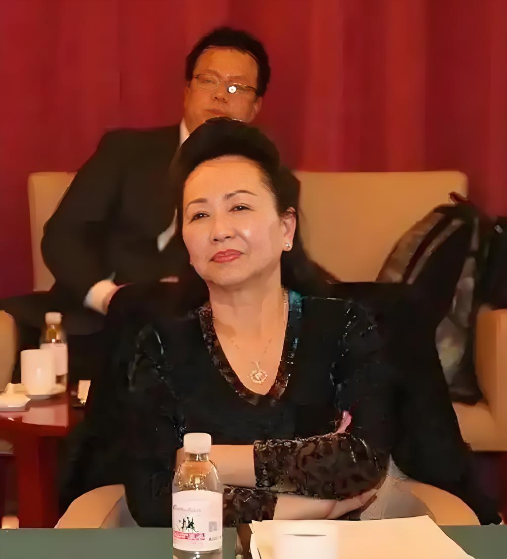 越南副总理裴青山出席第八届越美工商峰会并发表讲话