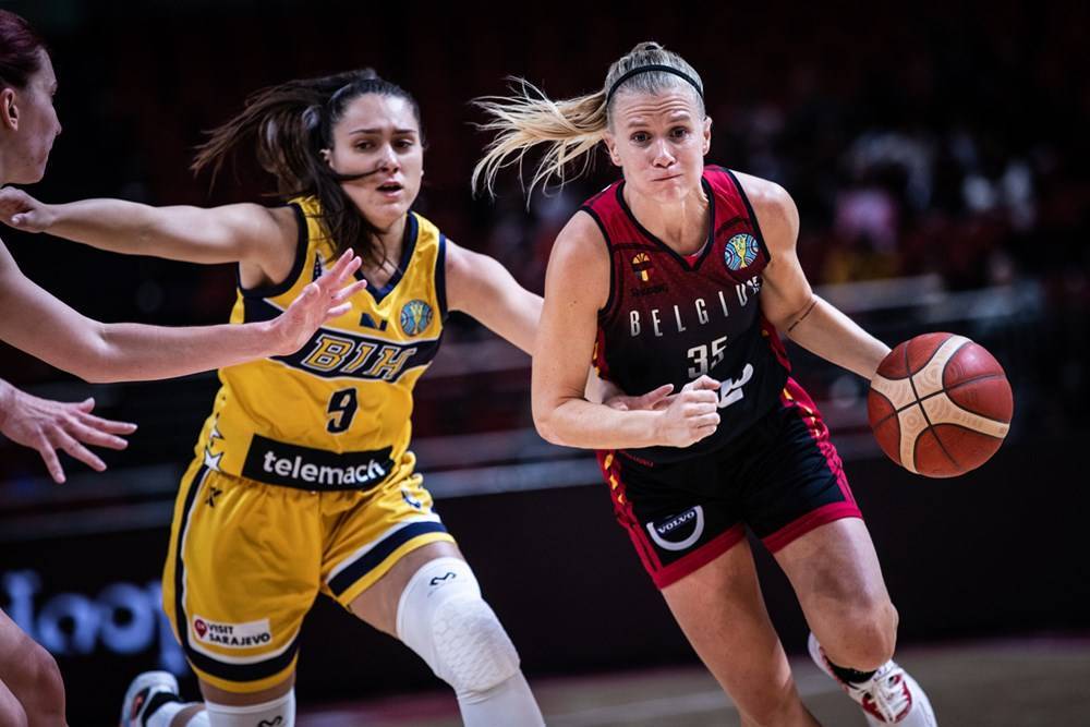 今年9月份波黑联邦职工月均净工资为1603马克，同比实际增长12.8%