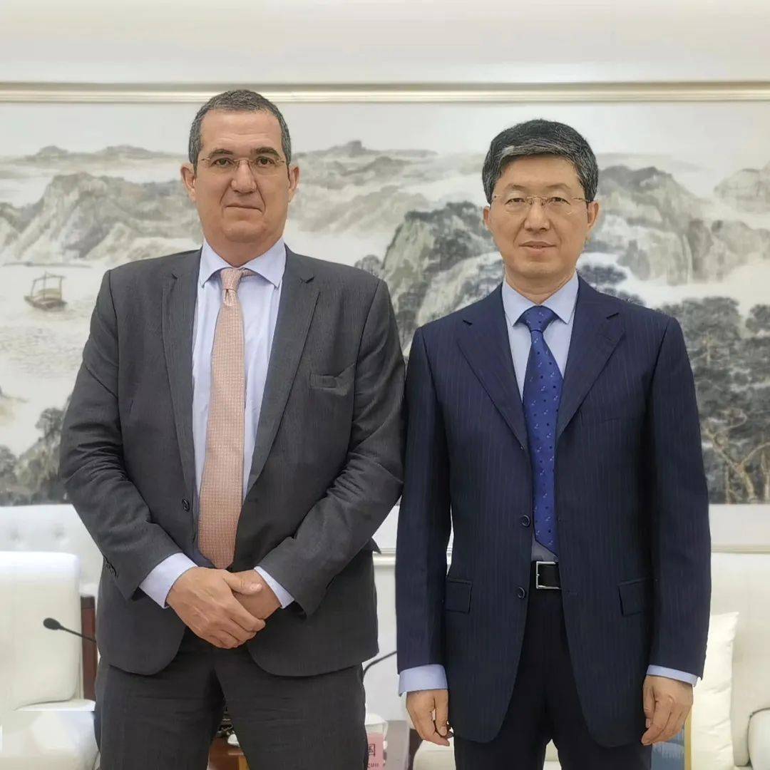 宋扬参赞会见蜀道集团总工程师