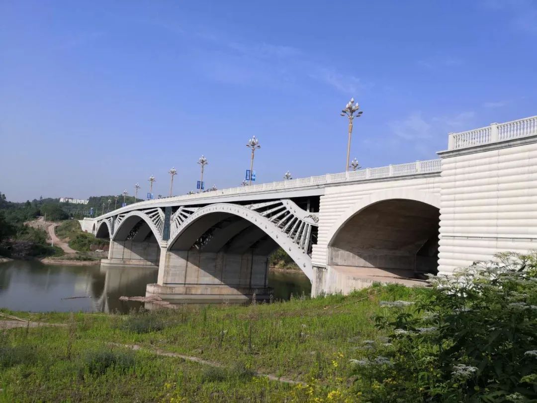 利比里亚约尔河大桥项目引发政府与民间成本争议