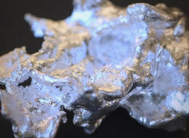 N中国铀首日收盘涨280.04%