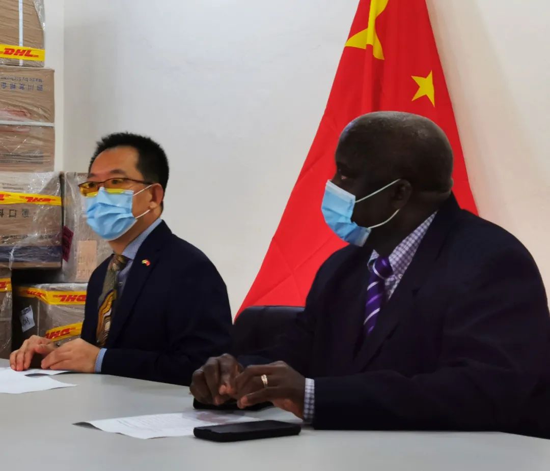 驻几内亚比绍大使杨仁火同几比总统恩巴洛共同出席援几比安检设备交接仪式