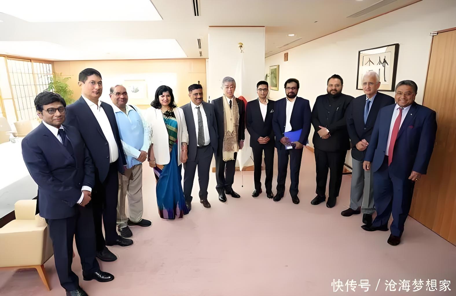 驻几内亚比绍大使杨仁火同几比总统恩巴洛共同出席援几比安检设备交接仪式