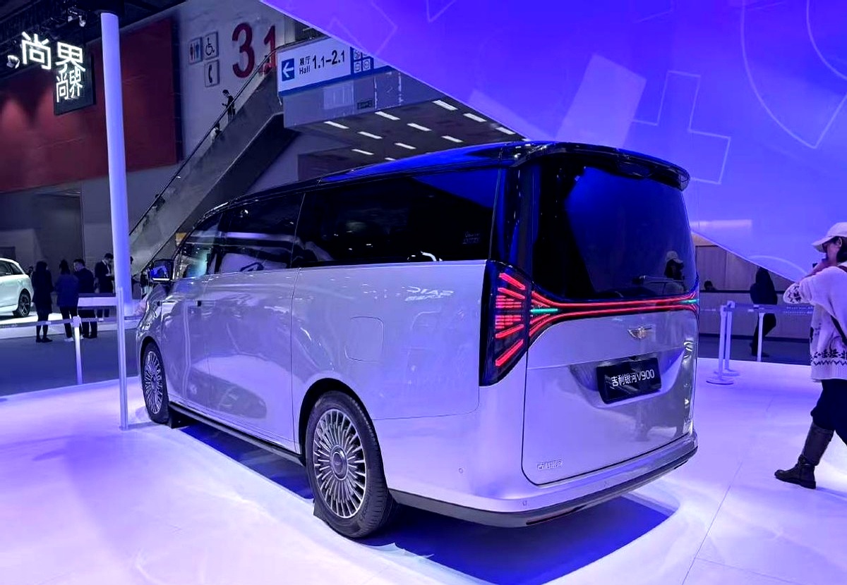 给大空间塞入一套增程系统，吉利银河V900出击MPV市场