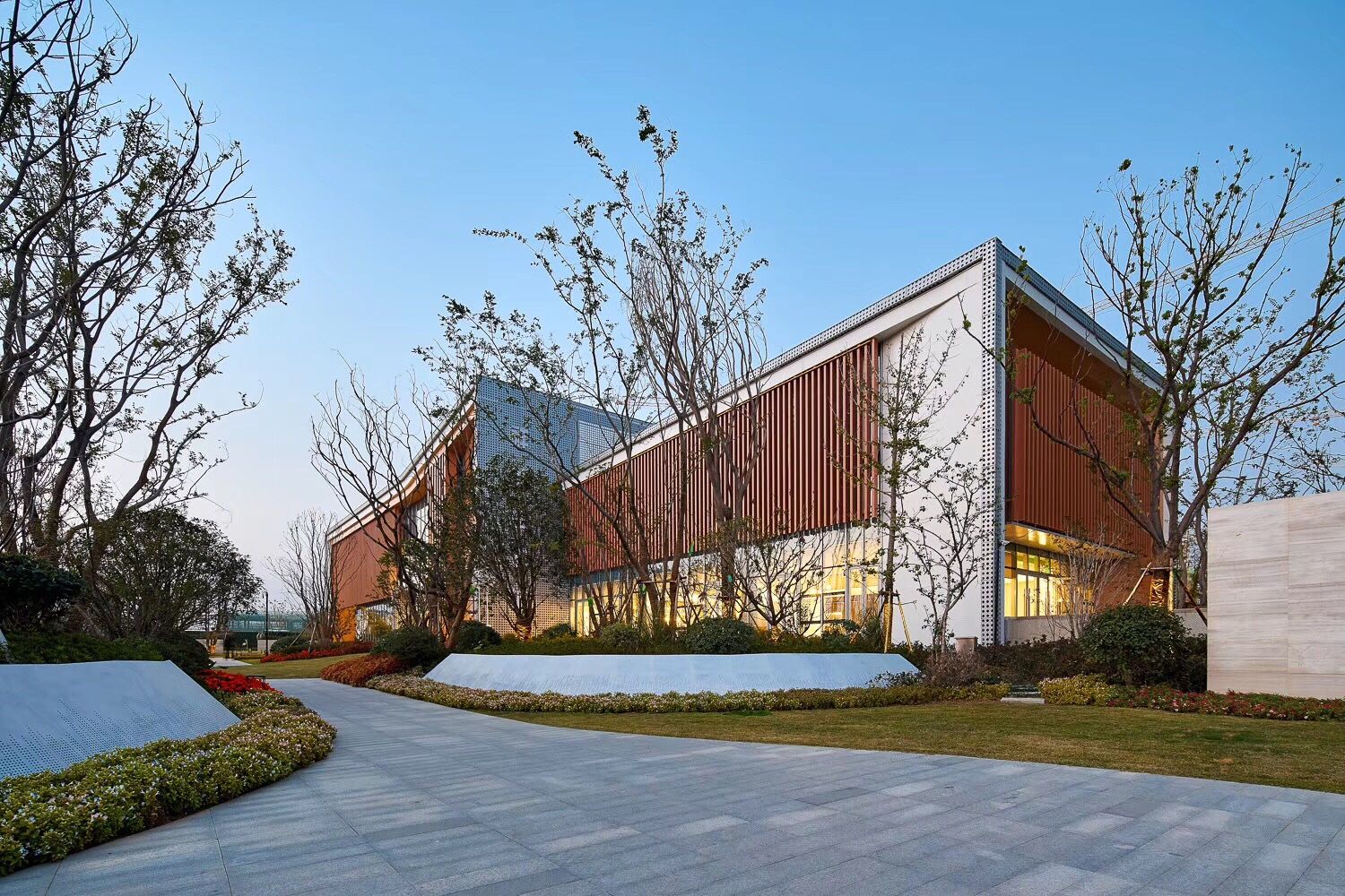 “祥源系”陷百亿兑付危机：浙金中心产品逾期，祥源文旅等三家上市公司股价大跌