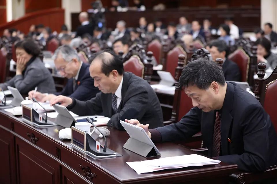 万科A涨停！中票持有人会议今召开，多只境内债大涨触发临停