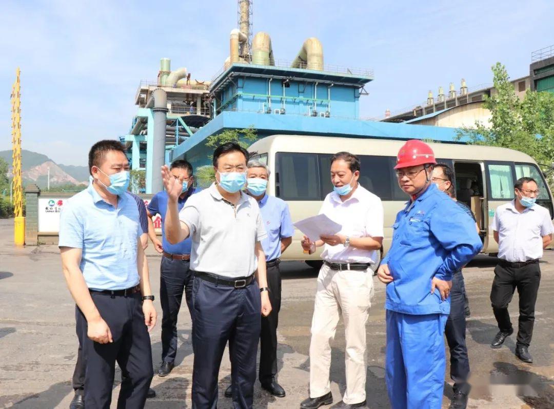 王鹏参赞同塞计划与经济发展部长巴莱签署援塞太阳能路灯项目实施协议