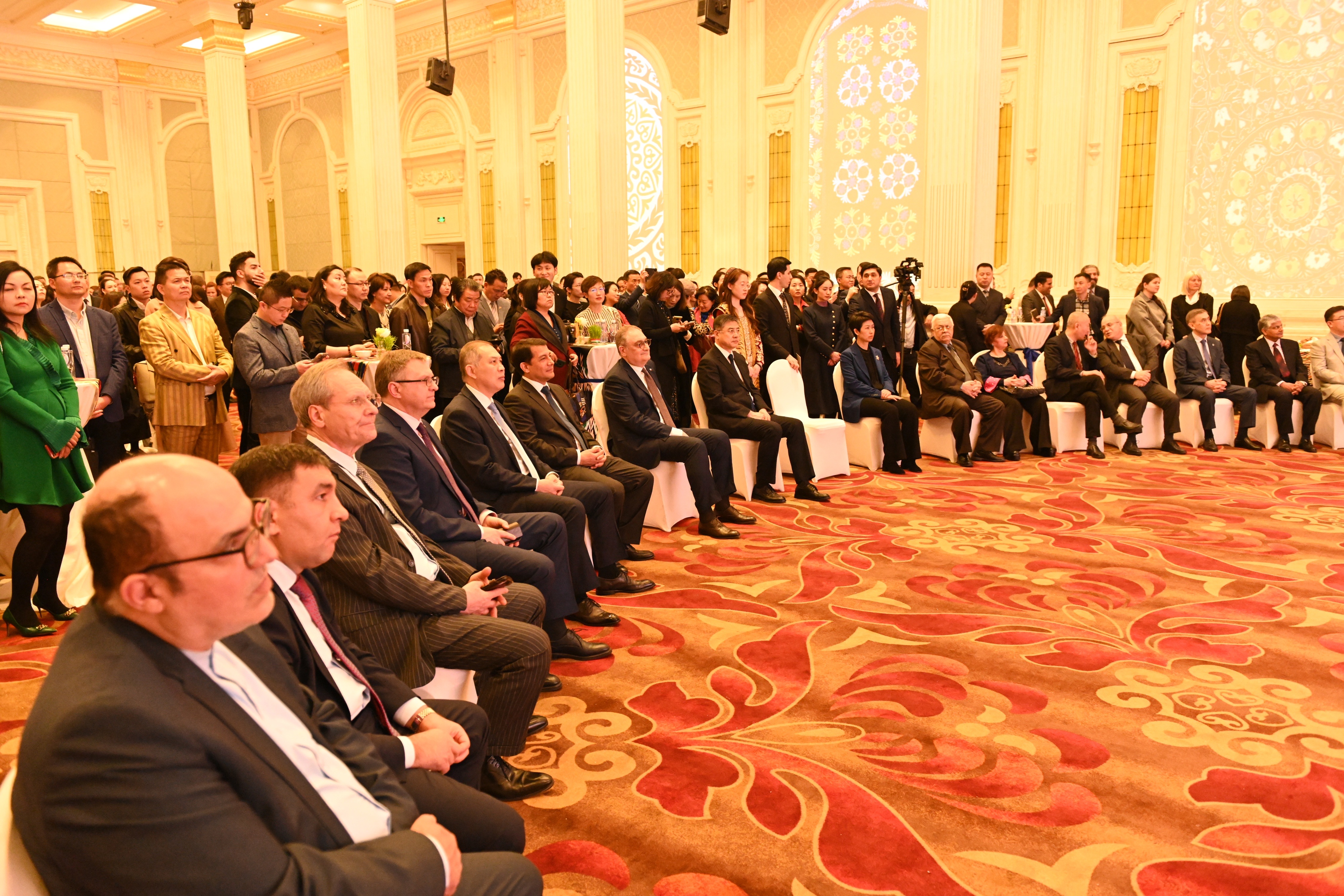 毛里塔尼亚总统加兹瓦尼出席多项发展项目启用及奠基仪式