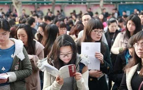 对话李燕萍：“考公热”深刻塑造一代年轻人