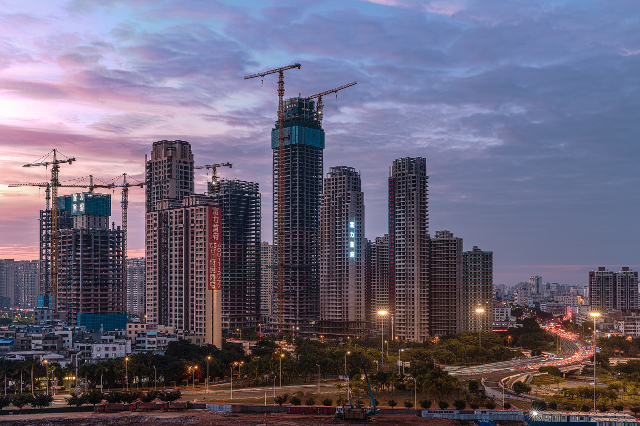 富力地产：“H16富力4”通过了重组议案，将于2025年12月16日复牌