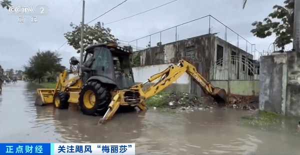 王有莉参赞陪同驻牙买加大使王锦峰出席“梅丽莎”飓风灾后中方现汇援助和物资交接仪式