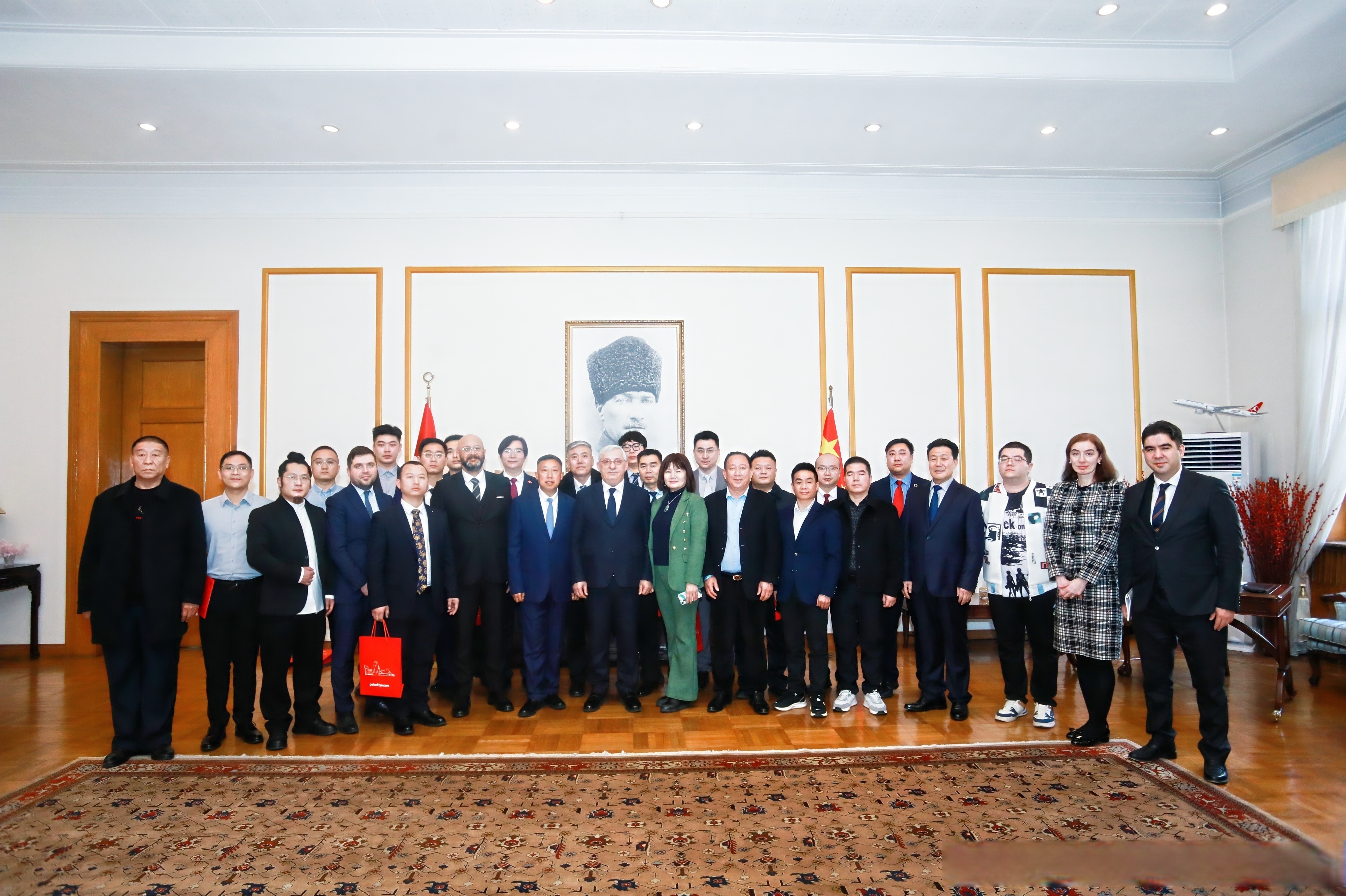 李强同主要国际经济组织负责人举行“1+10”对话会