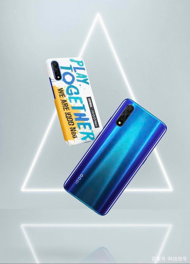 STAYREAL×苹果联名贴纸引爆“痛机”潮流