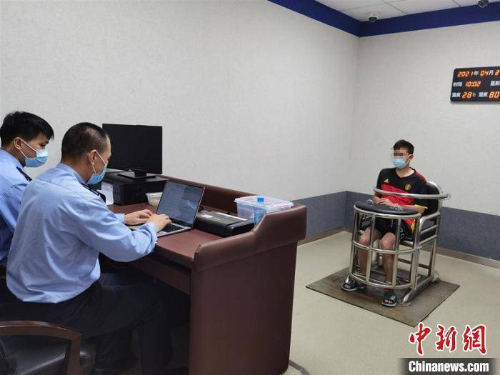 中信建投女总监联络资金中介，私下吃返费逾540万，一审获刑十年半