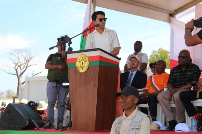 世界银行代表团考察由中企承建的阿比让快速公交项目