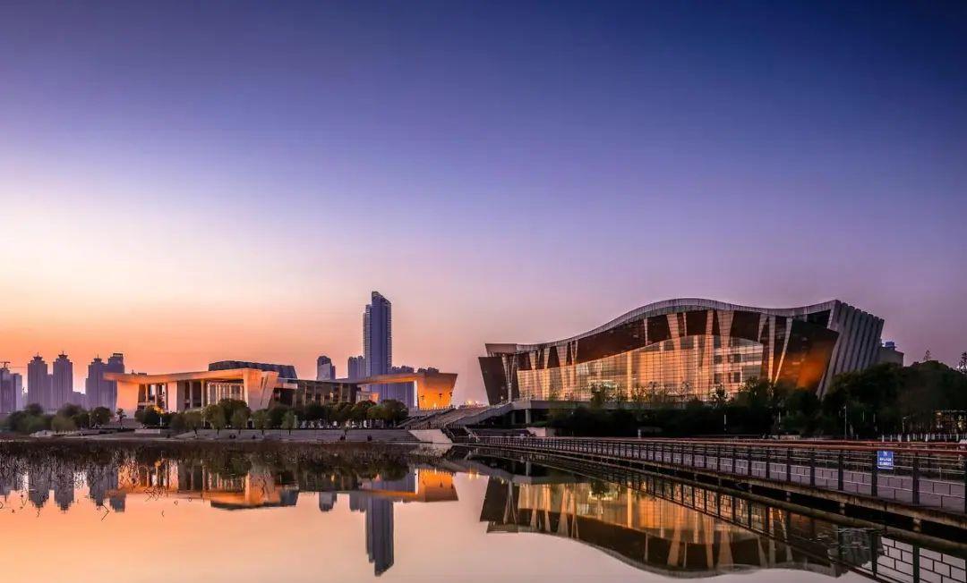 胶州湾畔资本潮涌 科创青岛破浪前行