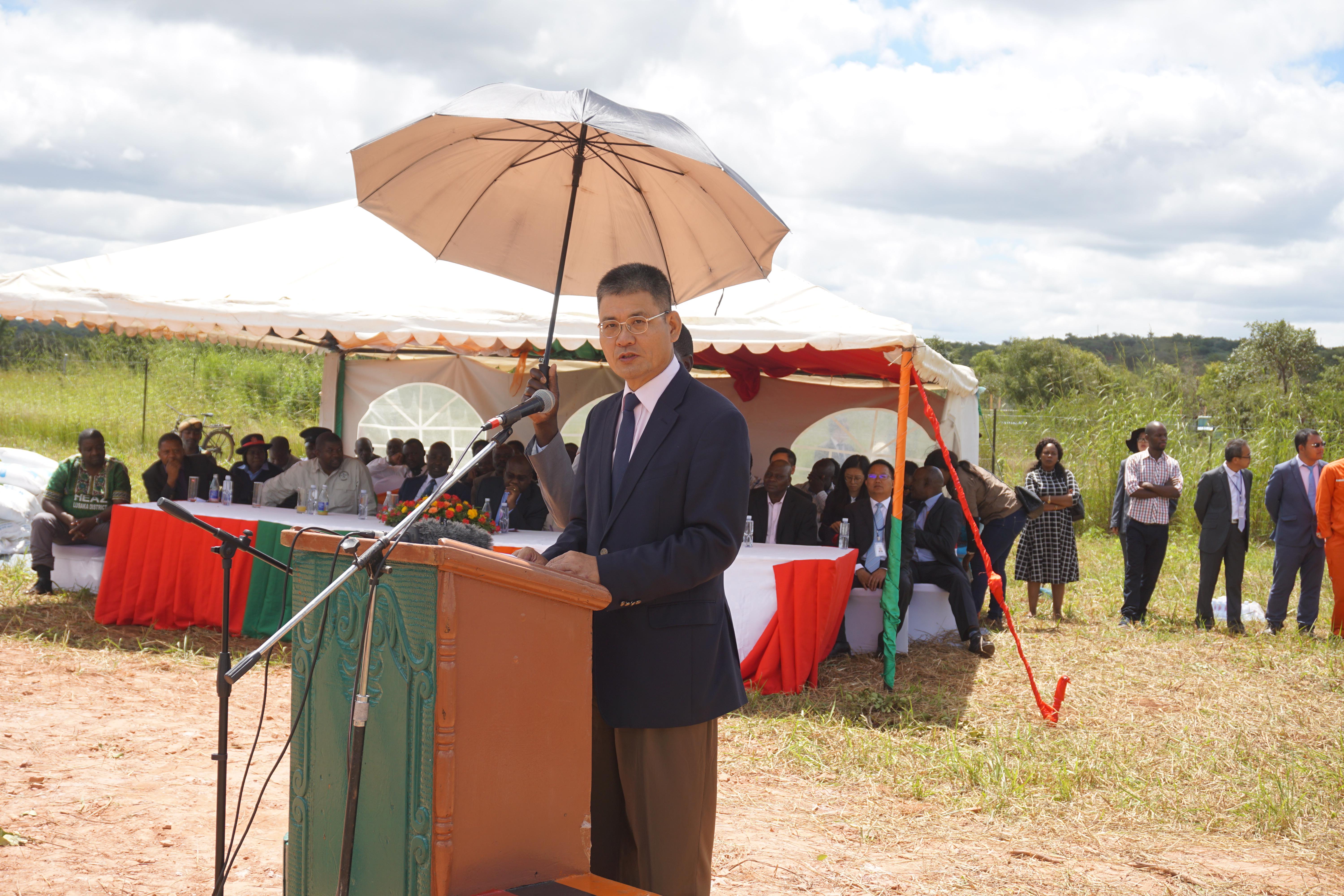 尹承武大使出席向利比里亚提供粮食援助项目交接仪式