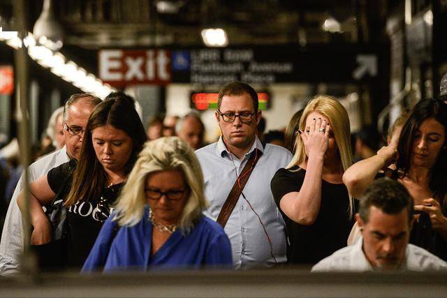 白银上演惊魂一跳 产业链紧急“压力测试”