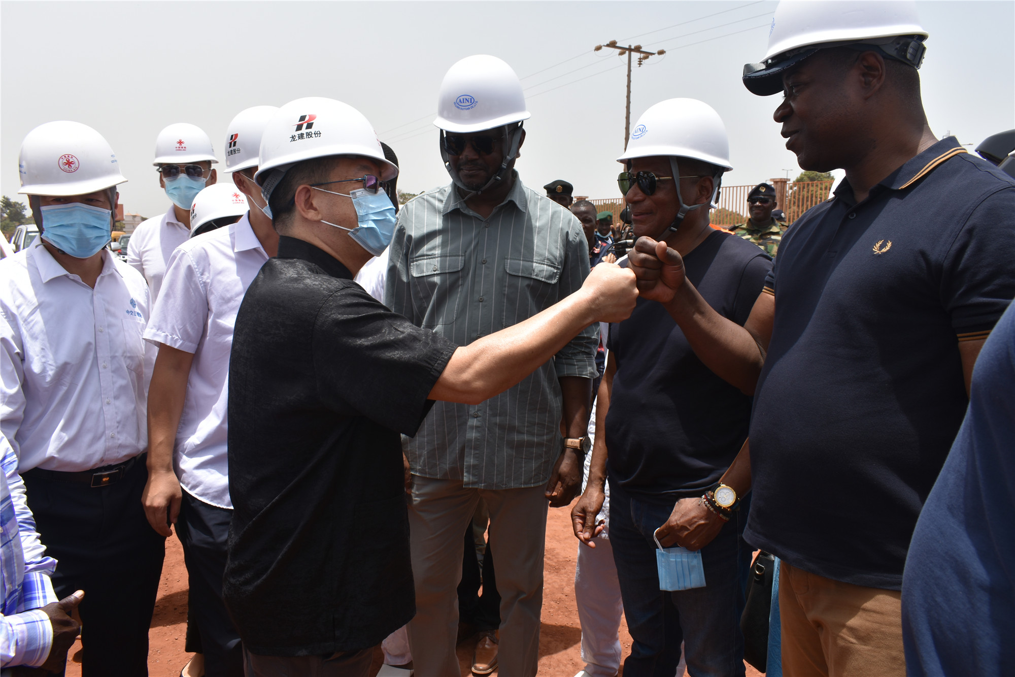 驻几内亚比绍大使杨仁火走访几比卡松果医院并慰问中国医疗队