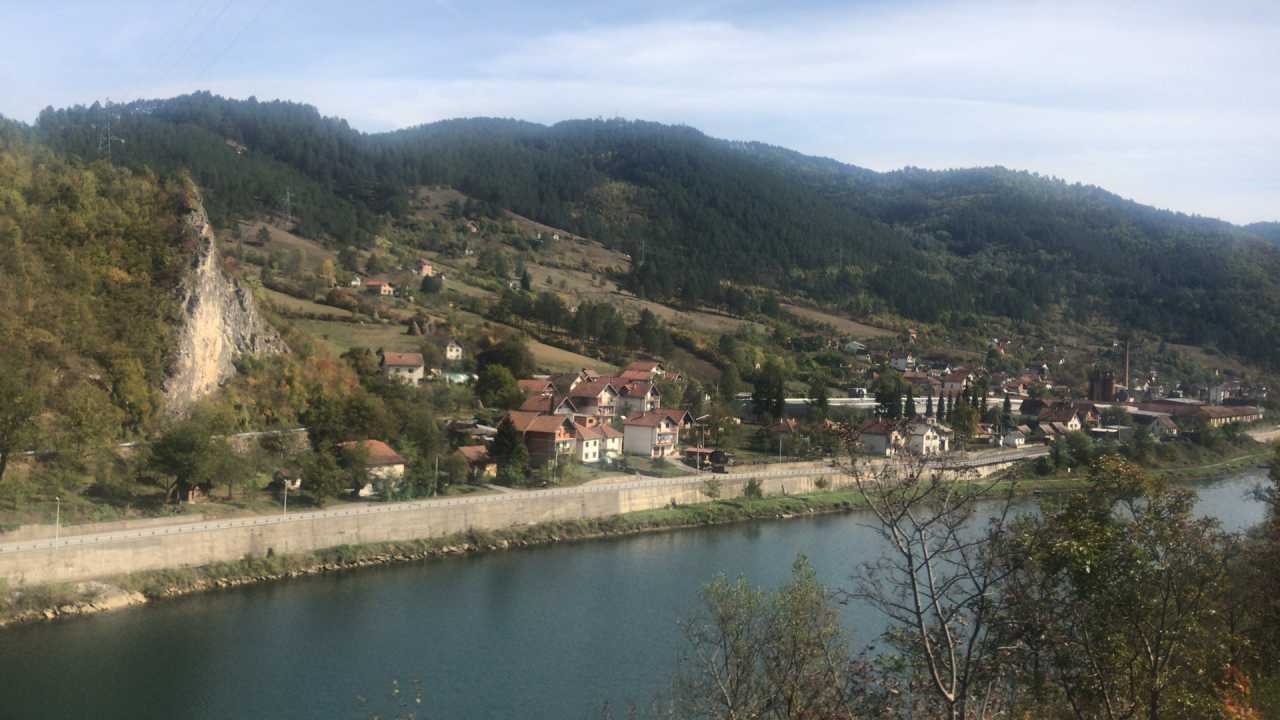 波黑10月职工平均净工资1605马克，同比实际增长8.8%