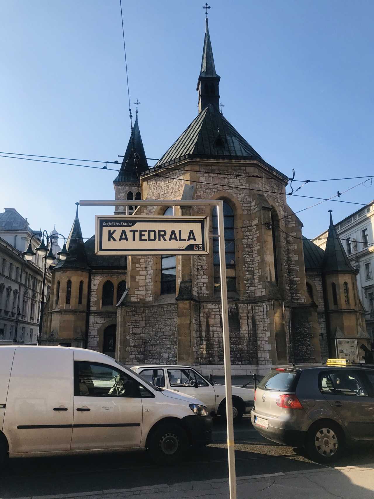 波黑10月职工平均净工资1605马克，同比实际增长8.8%