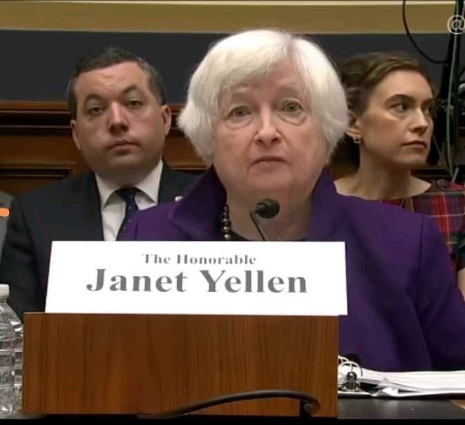 董事长减持公告火了！“恢复为中国籍，为依法办理相关税务需要”