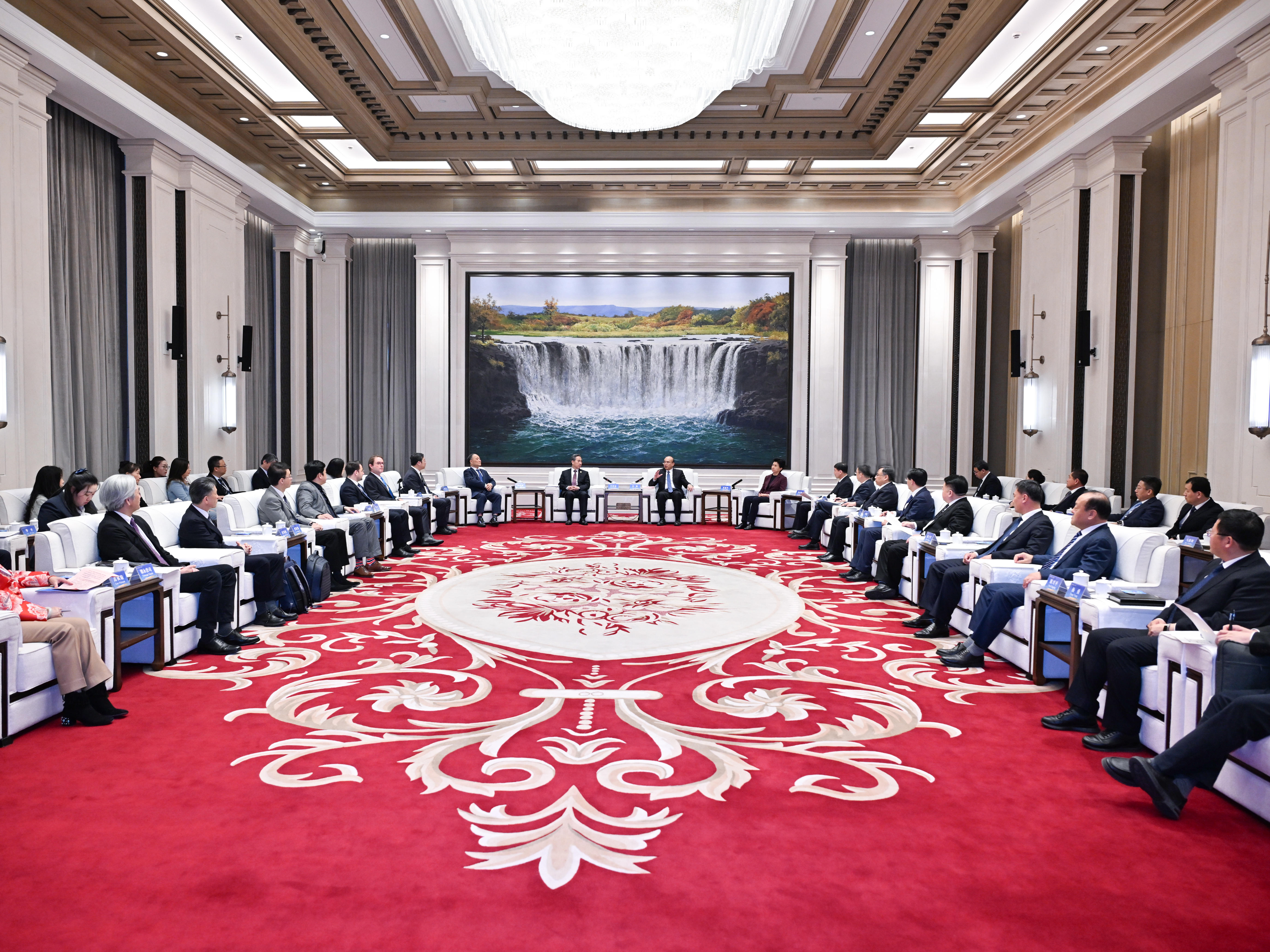 中国工商银行行长刘珺会见瑞银集团首席执行官安思杰