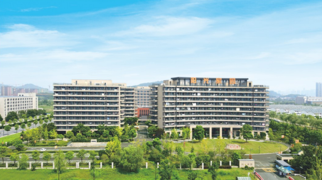 鹿山新材:预计2025年净利润亏损3700万元—7400万元