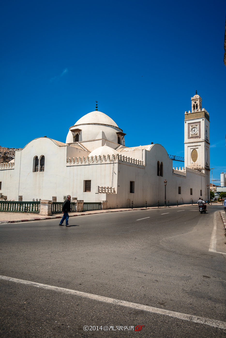阿尔及利亚贝沙尔―廷杜夫―加拉・杰比莱特铁路首列列车启动实际试运行