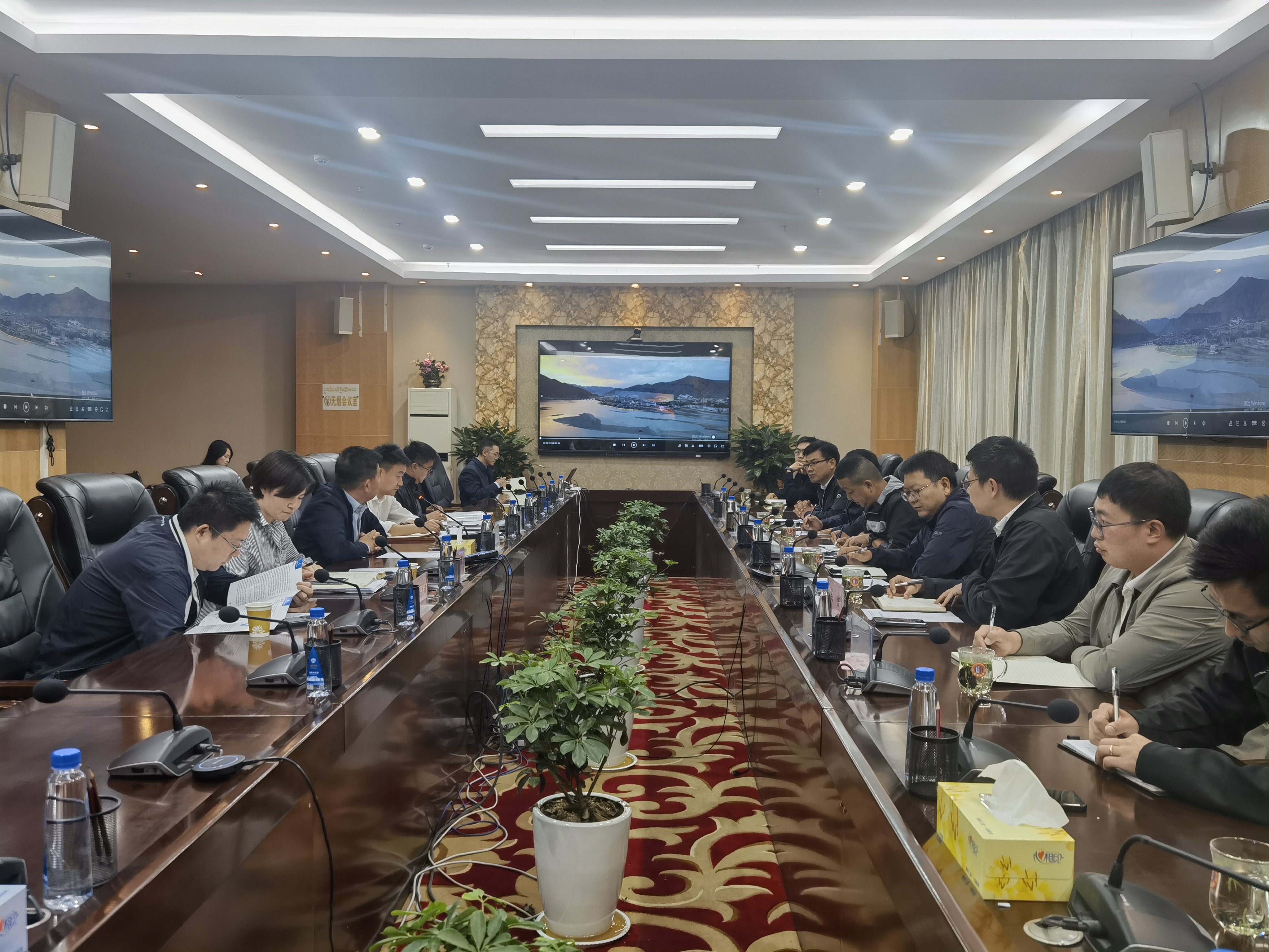 王晖参赞赴部分在几中资企业座谈交流