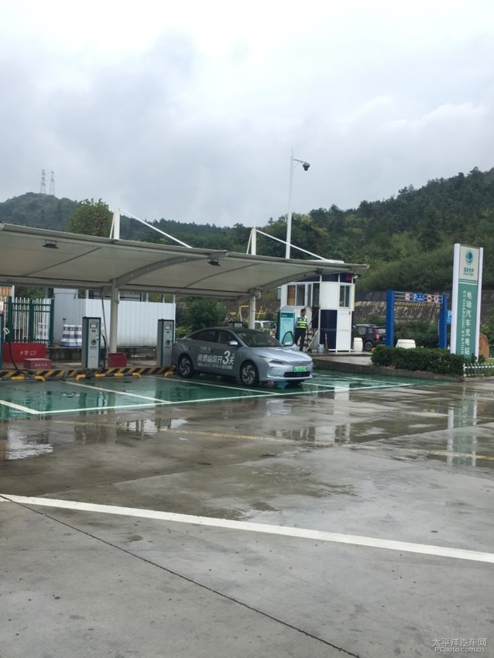 阿布扎比启动“Barq”超高速电动车充电网络