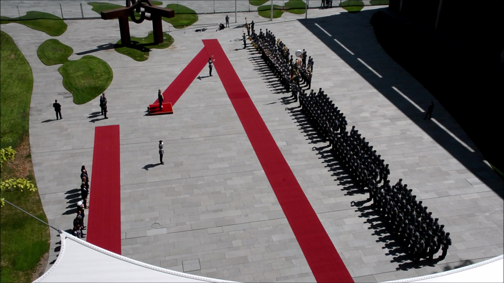 波黑联邦最低净工资收入为1027马克，雇主实际雇佣成本为1704马克