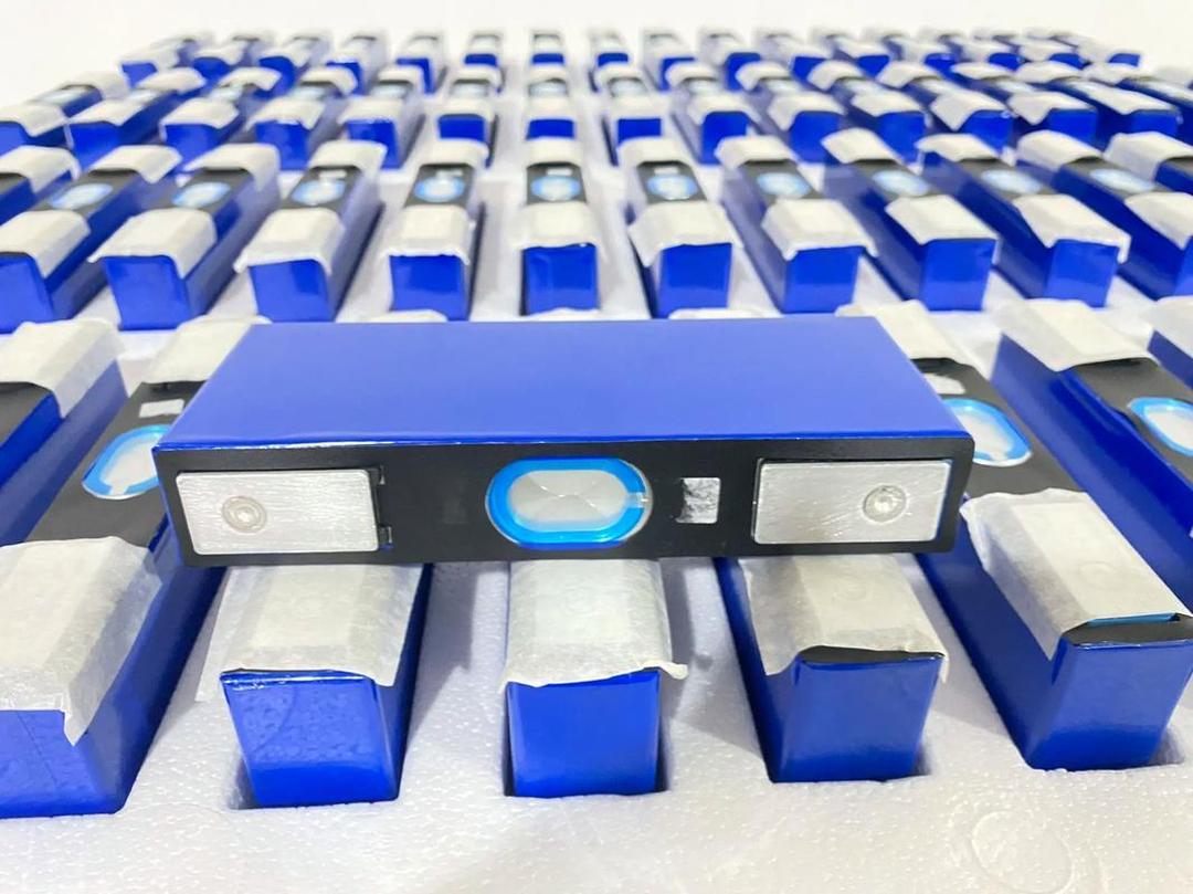 宁德时代推出“超混电池”，三元与铁锂从对立走向融合？