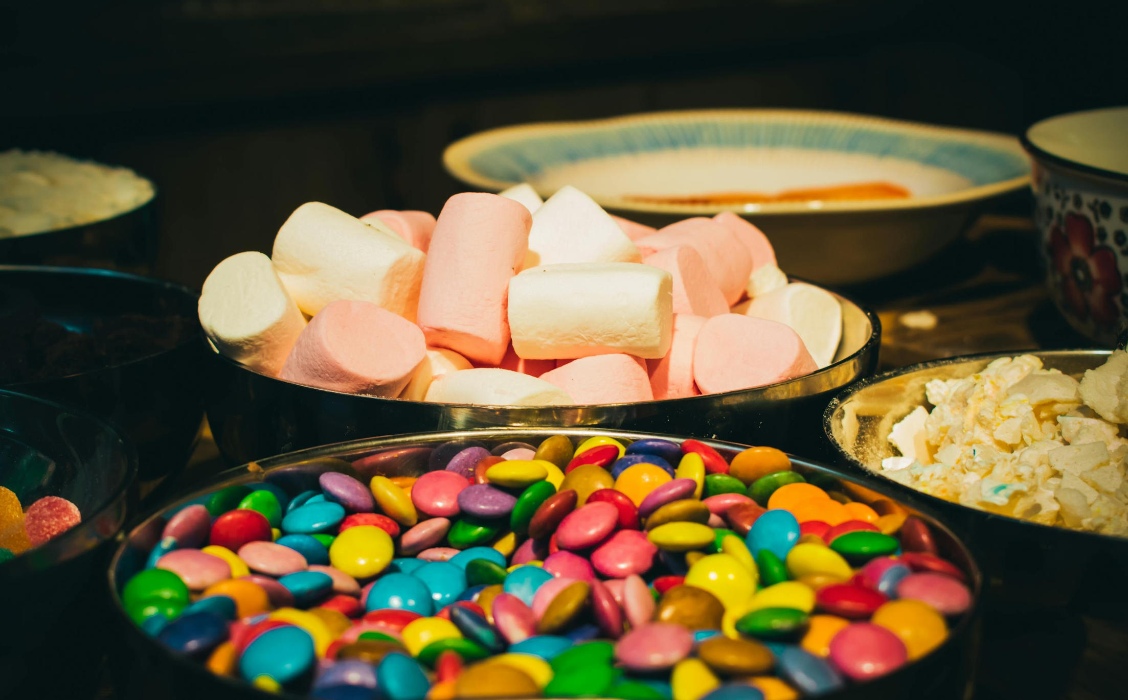 零食巨头暗盘大涨76%！门店数已超2万家，GMV达660亿元