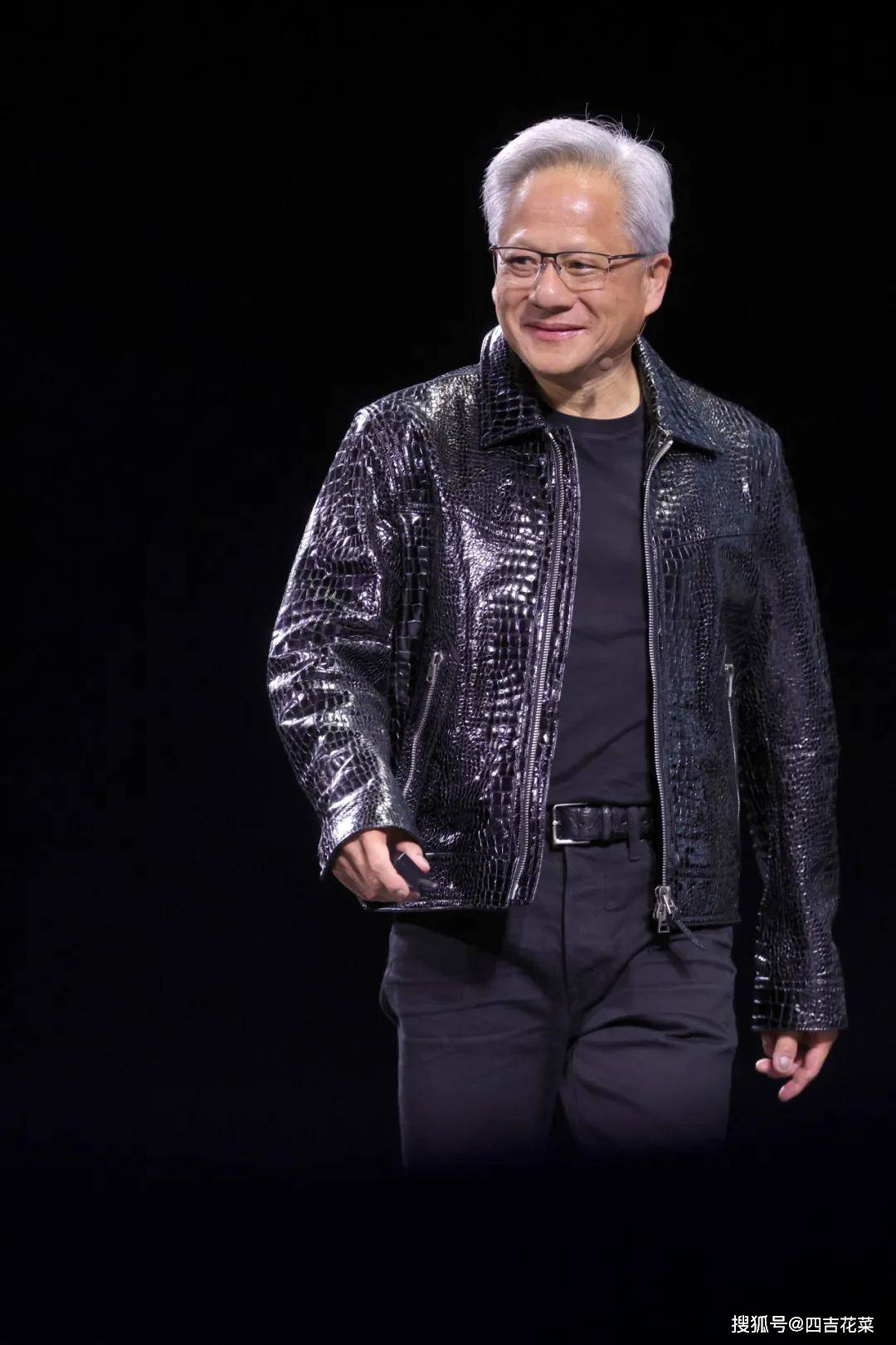 黄仁勋现身英伟达深圳公司楼下 参加年会并“逛吃”